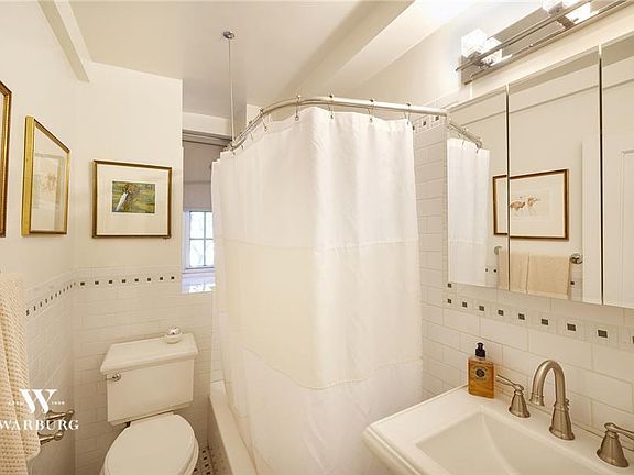 5th image of 240 E 79th St APT 1B