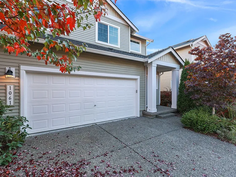 1061 Ebbets Dr SW — Photo 3
