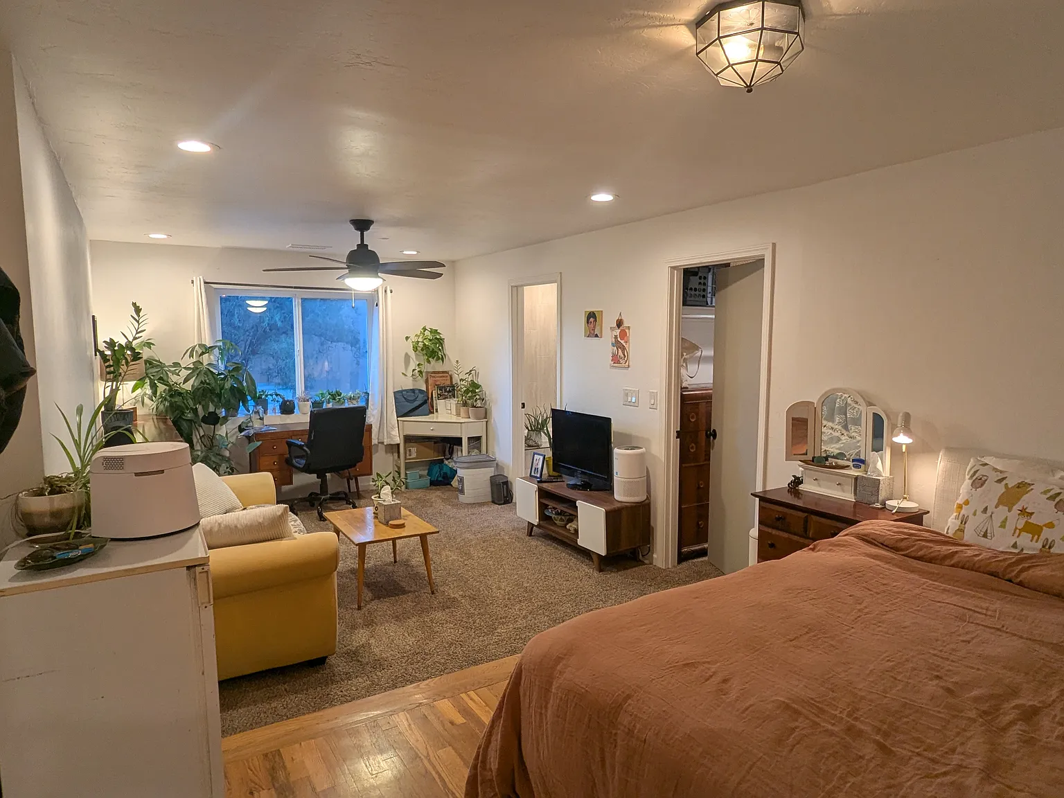 3 bed, 2044 sqft, $1,000 — Photo 1