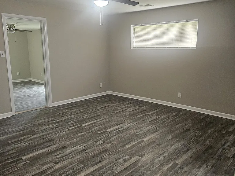 1725 Claire Ave — Photo 4