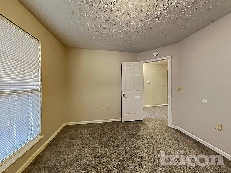 910 Claiborne Ln — Photo 11