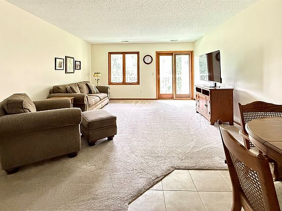 5th image of 409 SE Delaware Ave Unit 211
