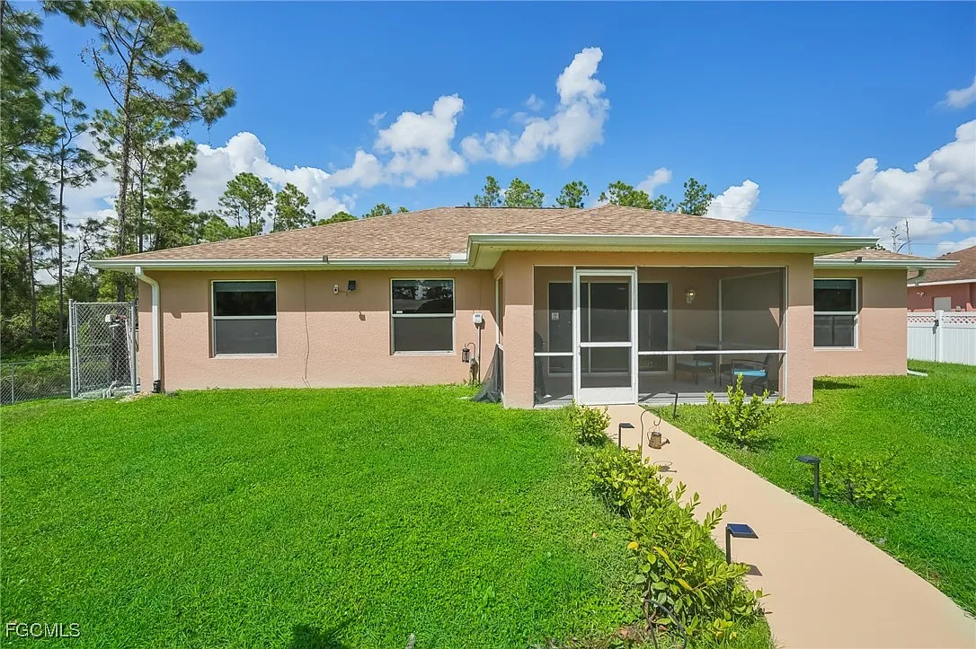 4 bed, 2.0 bath, 1838 sqft, $3,850 — Photo 3