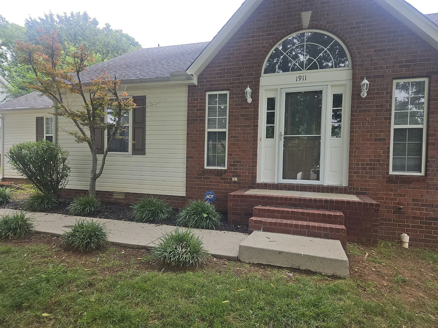 3 bed, 2.0 bath, 1341 sqft, $1,900 — Photo 4
