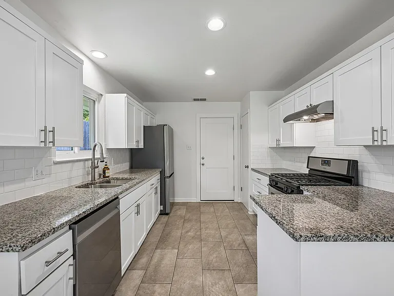 2717 Charlesworth Dr — Photo 13