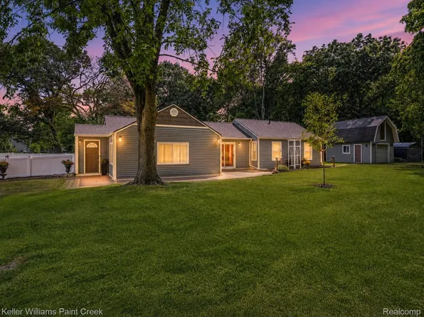 423 East Rd, Holly, MI 48442