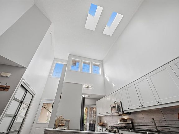 5th image of 3064 Lakeshore Rd W