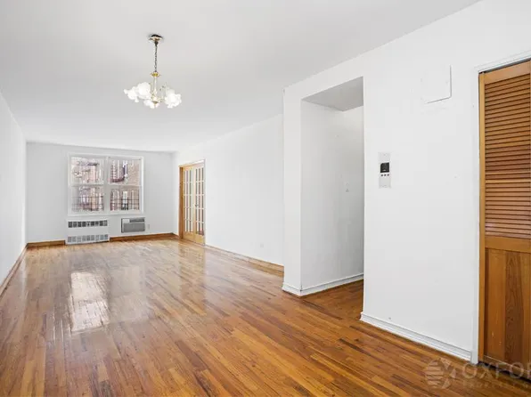 820 Ocean Parkway image 1 of 6
