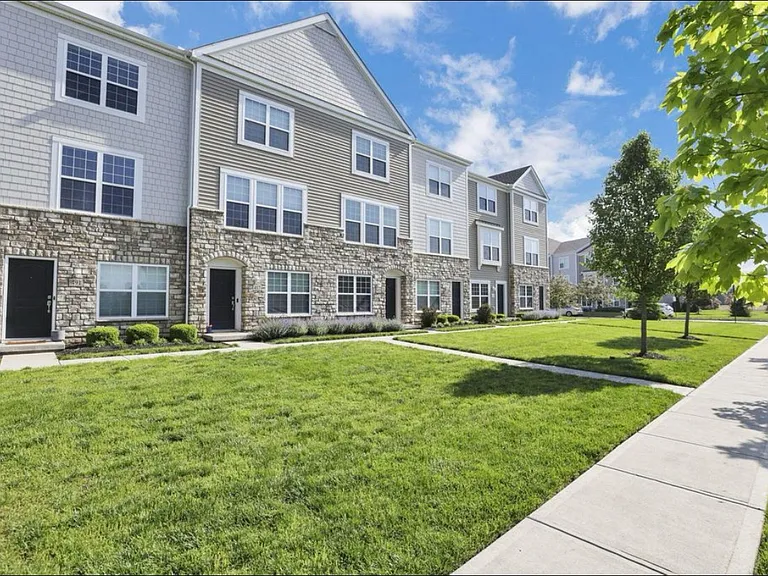 483 Autumn Ridge Cir — Photo 2