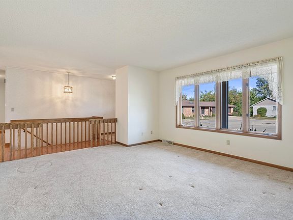 4th image of 708 Ravenwood Ct