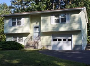 27 W Dillenbeck Dr, Albany, NY 12203