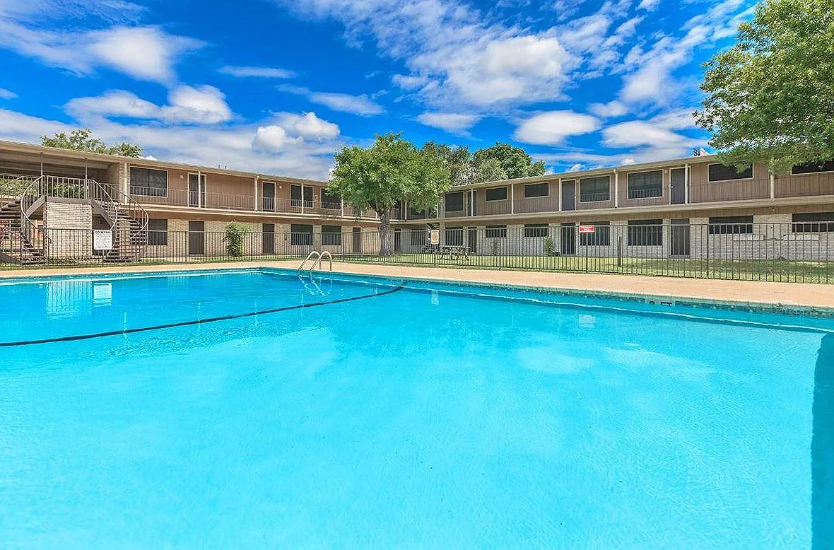 Oak Tree Apartments — Photo 3