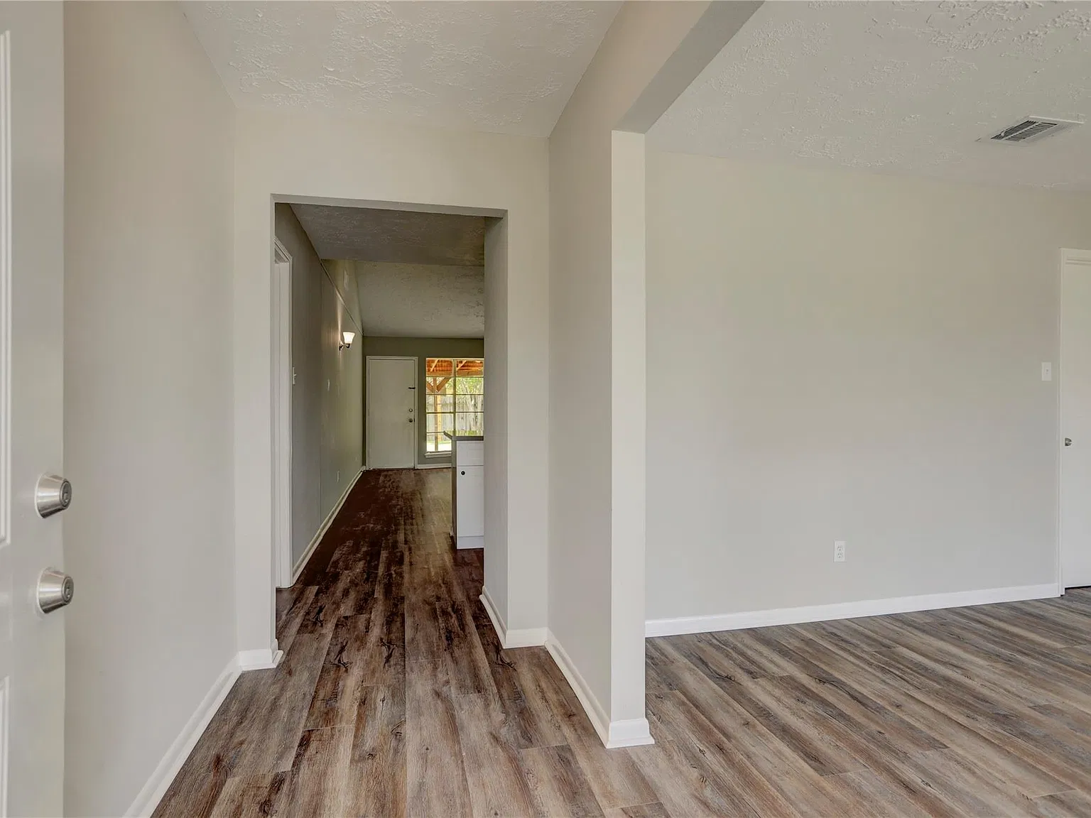 3 bed, 2.0 bath, 1631 sqft, $1,800 — Photo 3