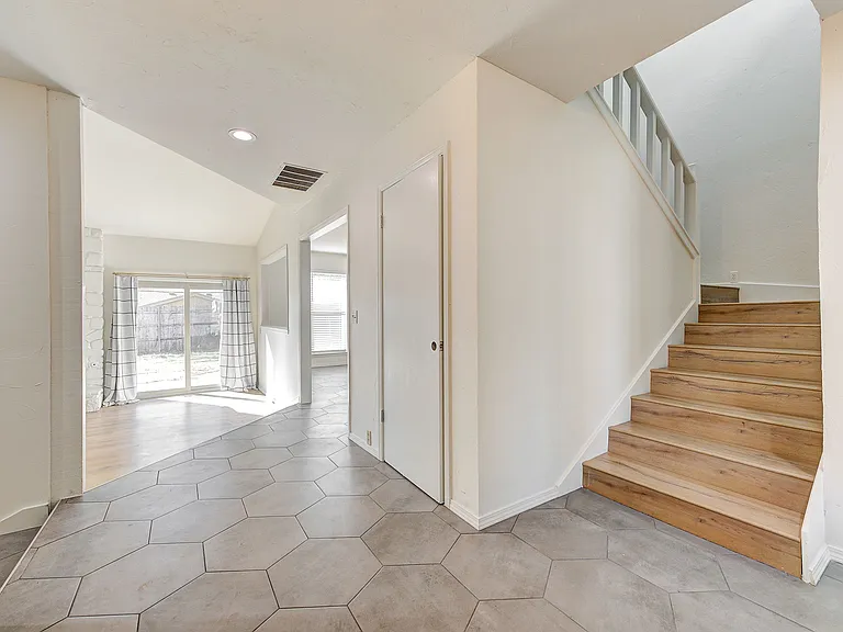 3208 Castlerock Rd — Photo 3