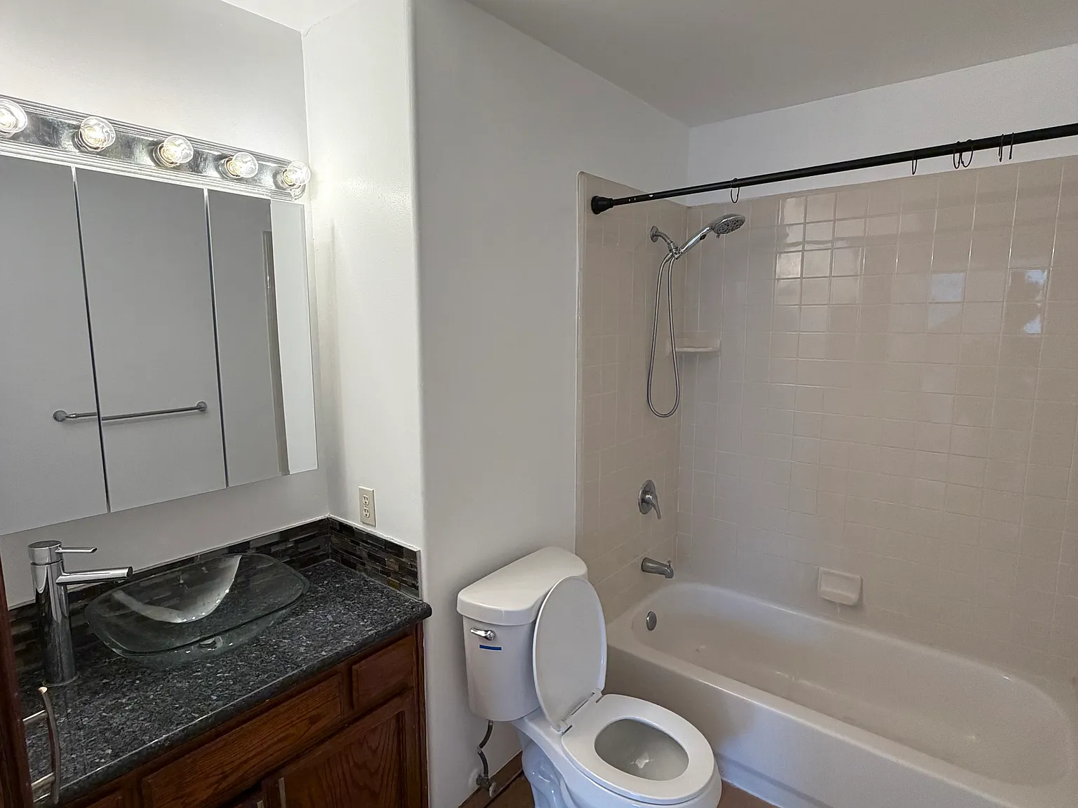 4 bed, 1427 sqft, $4,700 — Photo 4