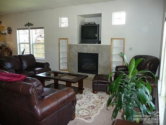 4th image of 831 NE Cobblestone Ct