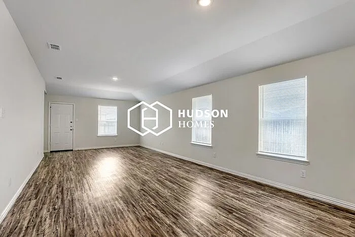4 bed, 2.0 bath, 1571 sqft, $1,625 — Photo 2