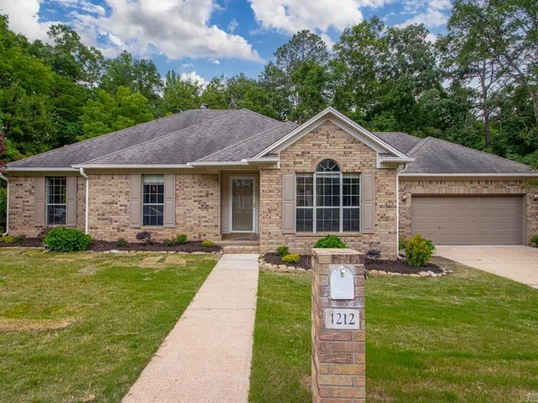 1212 River Oaks Dr, Benton, AR 72019