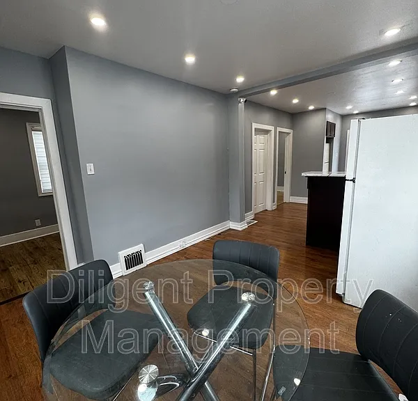 492 King George St #1 — Photo 9