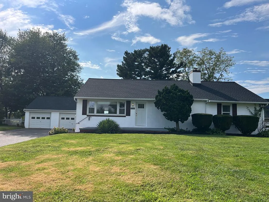 4 bed, 2.0 bath, 2400 sqft, $3,000 — Photo 2