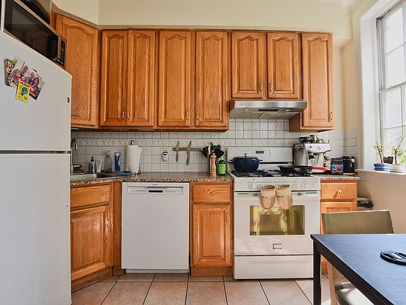 5th image of 626 Hudson St APT 2
