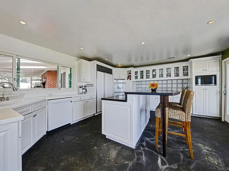 5030 Alzeda Dr #1 — Photo 20