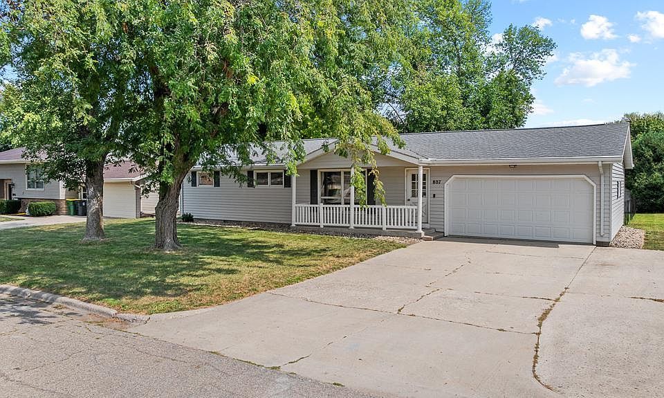1st image of 807 Hackberry Dr
