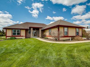 651 Hunters Crossing Ct, Slinger, WI 53086