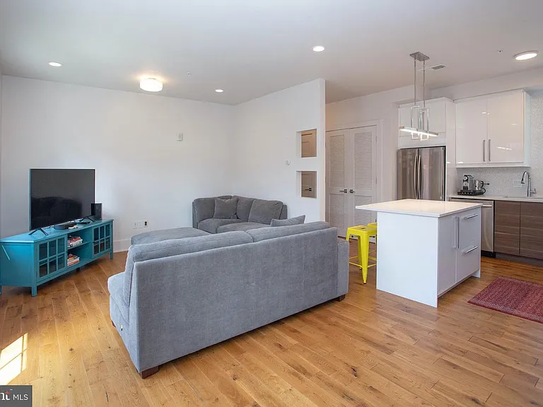 4527 Macarthur Blvd NW #5 — Photo 2