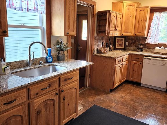 Updated kitchen with everything you need to prepare your favorite meal