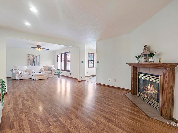 5th image of 811 Hiawatha Way