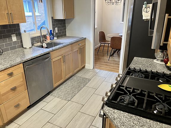 Kitchen (alternate view)