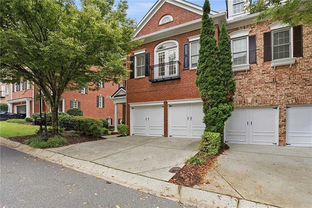 3 bed, 3.5 bath, 2420 sqft, $3,500 — Photo 1
