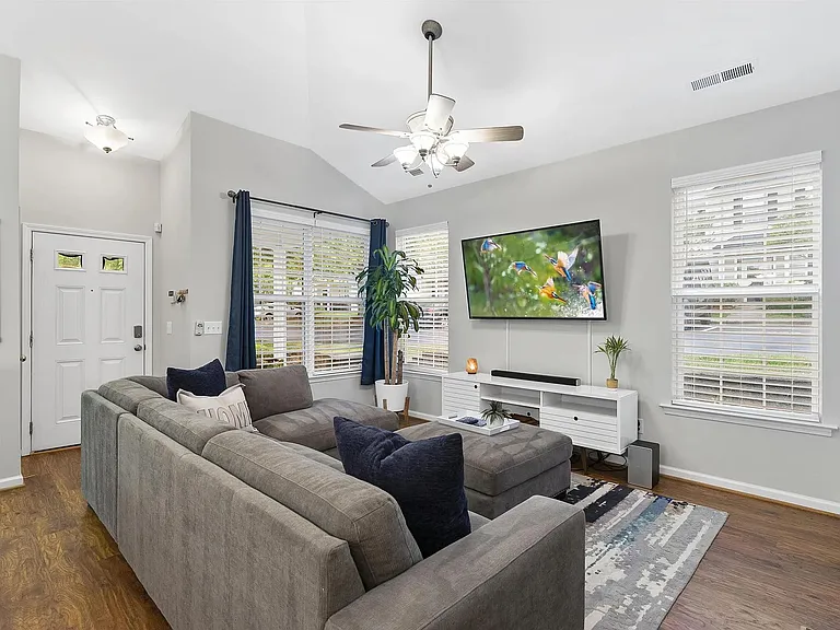 1108 Vermillion Dr — Photo 3