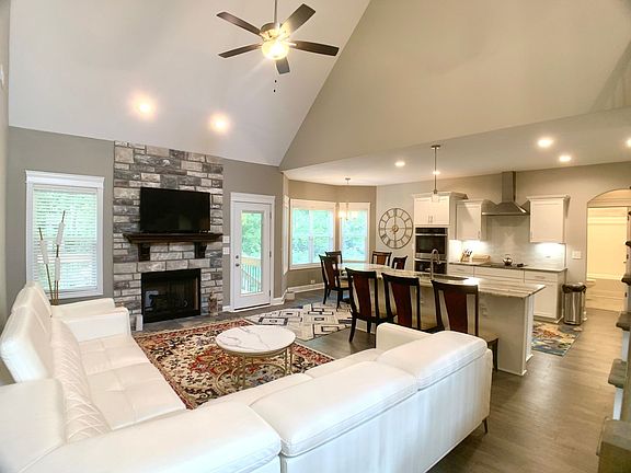 5th image of 260 Bluebriar Trce