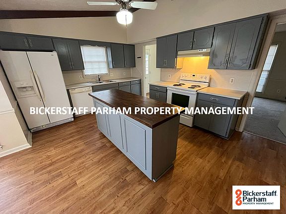 3rd image of 917 Rimrock Dr