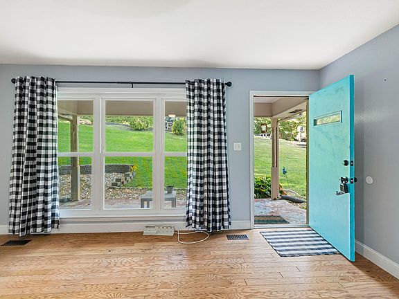 4th image of 220 Alpine Dr