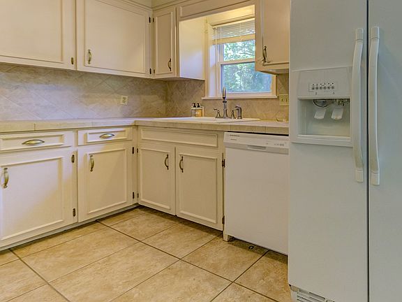 3rd image of 513 Oakwood Dr