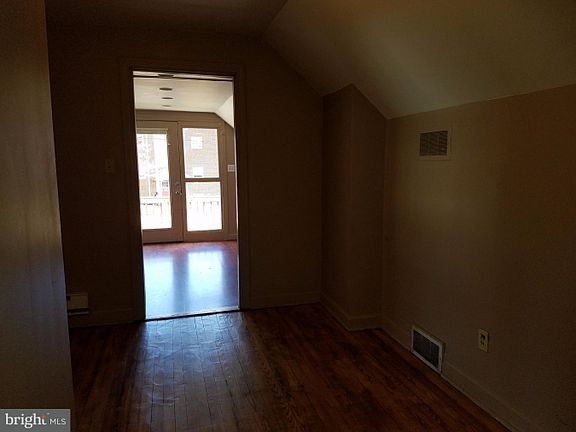 5th image of 307 E Hawthorne Dr