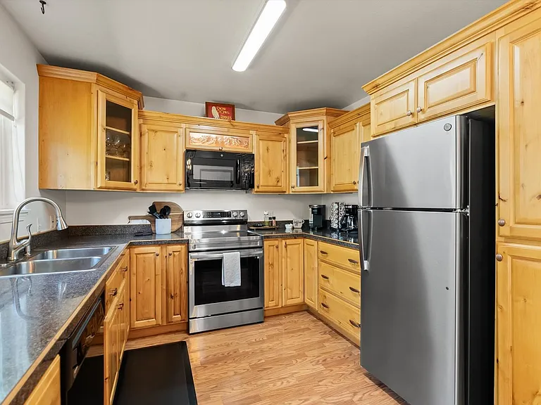 11 Karen Rd — Photo 2