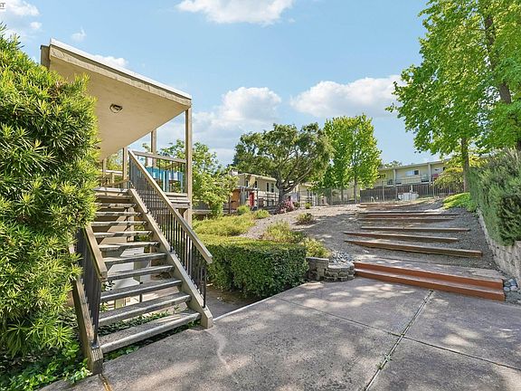 2nd image of 651 Moraga Rd APT 5