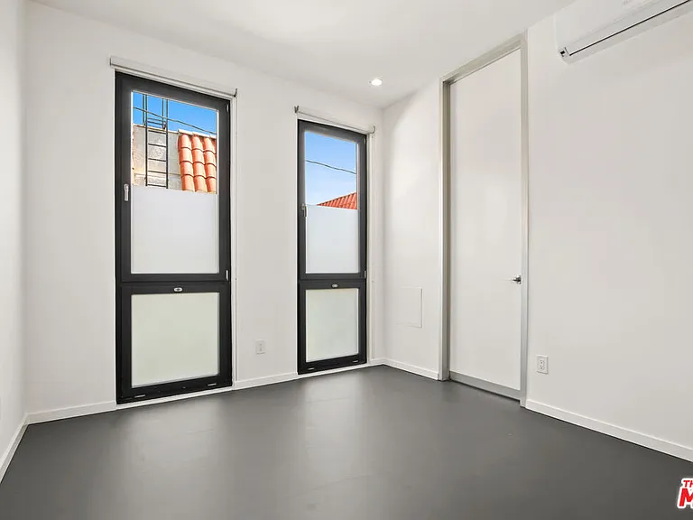 4262 Lincoln Ave — Photo 10