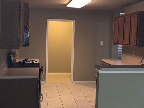 5th image of 821 Rainbow Ln