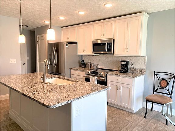 3rd image of 105 Hill Cir