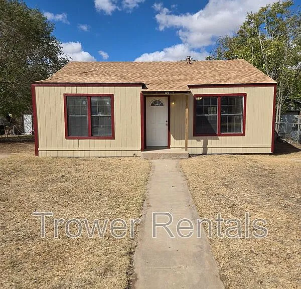 923 Patton Dr — Photo 1