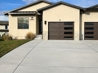 108-110 Oakwood Ct, Raymore, MO 64083