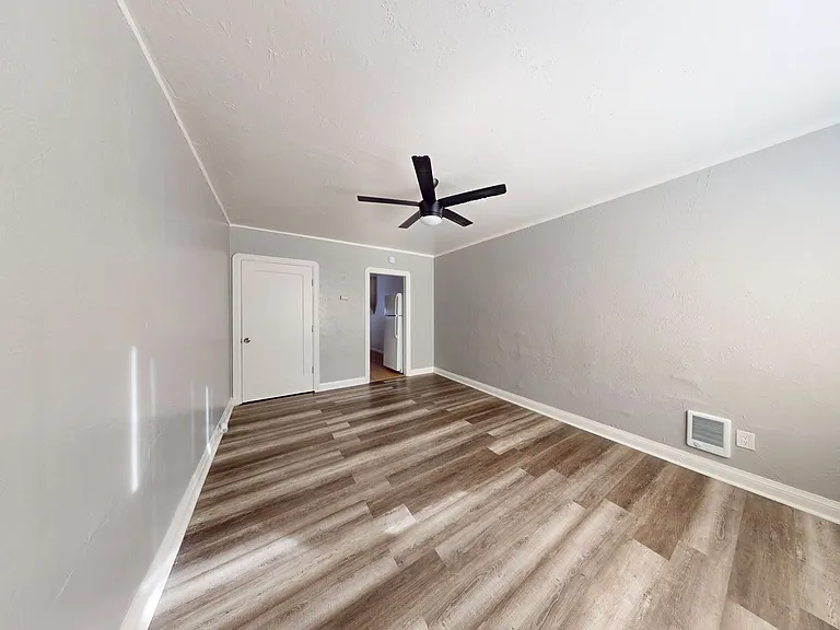 6405 Bancroft Ave — Photo 2
