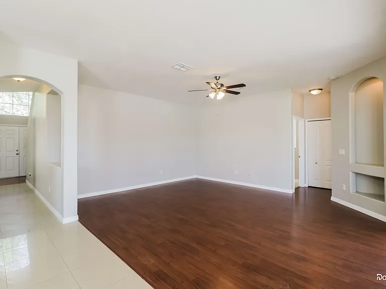 30630 Annadale Dr — Photo 4