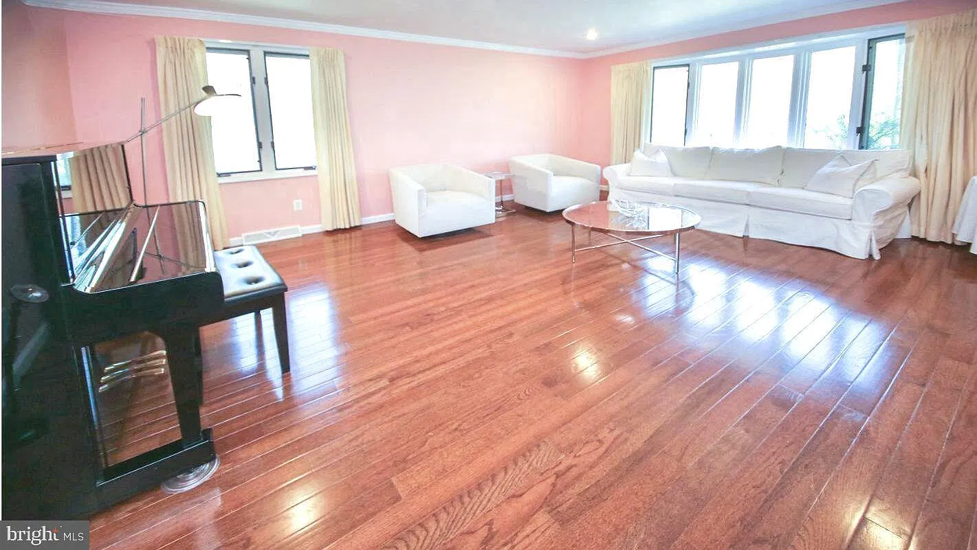 4 bed, 3.0 bath, 2952 sqft, $5,700 — Photo 3