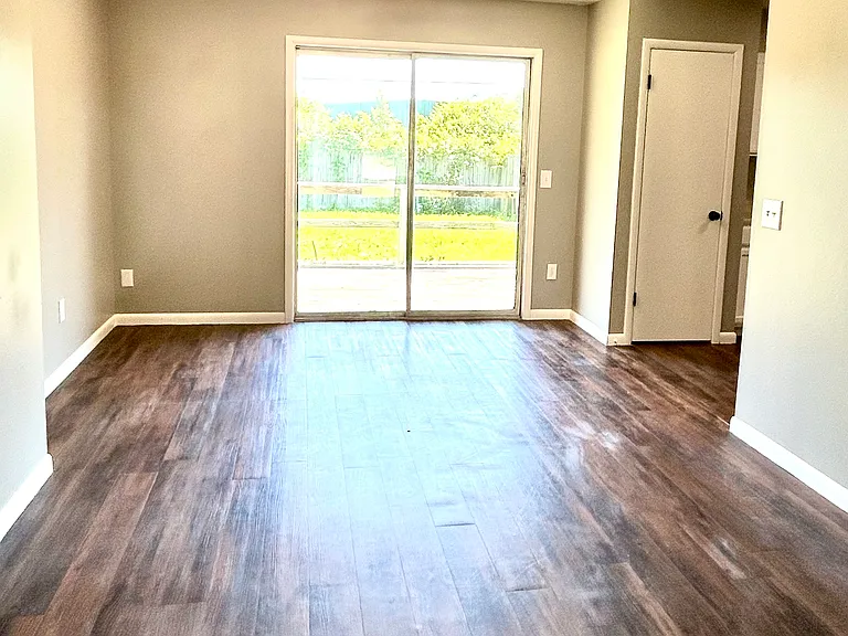 850 N Lola Ln — Photo 2